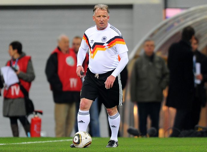 Archivo - FILED - 20 November 2010, Saxony, Leipzig: Andreas Brehme from Team World Champion '90, in action during the "Game of Legends" in the Red Bull Arena. Soccer world champion Andreas Brehme has died at the age of 63, as his family confirmed to th