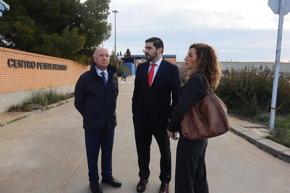 El vicepresidente primero y consejero de Desarrollo Territorial, Despoblación y Justicia, Alejandro Nolasco, en el exterior de la cárcel de Zuera (Zaragoza)