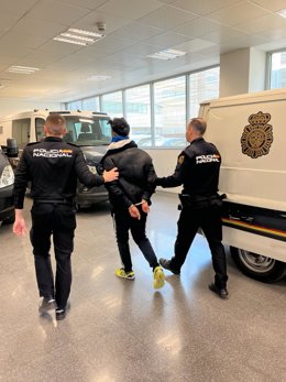 Imagen del detenido, custodiado por la Policía Nacional
