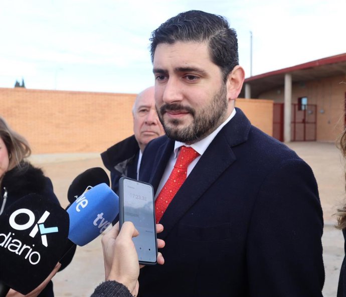 El vicepresidente primero y consejero de Desarrollo Territorial, Despoblación y Justicia, Alejandro Nolasco, en el exterior de la cárcel de Zuera (Zaragoza)