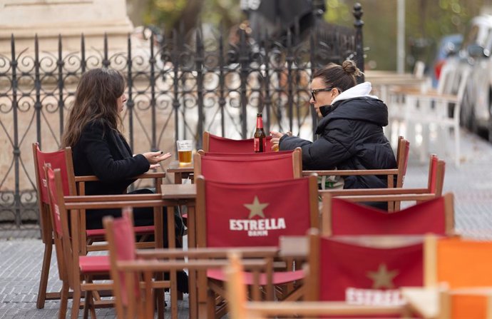 Archivo - Varias personas en la terraza de una bar 