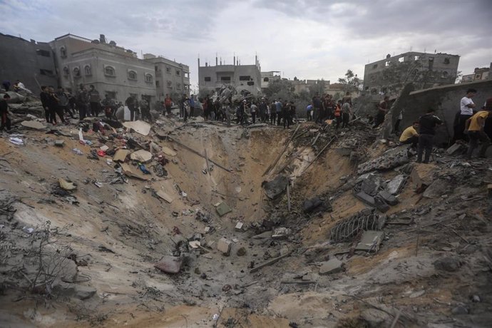 Archivo - Destrucción tras un bombardeo del Ejército de Israel contra la ciudad de Jan Yunis, en el sur de la Franja de Gaza (archivo)