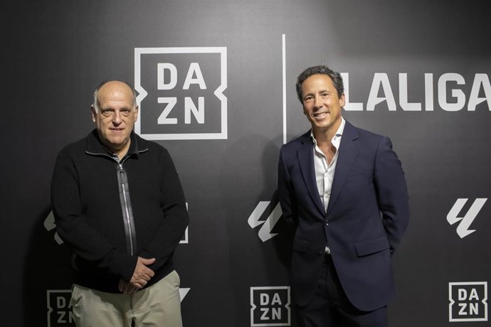El presidente de LaLiga, Javier Tebas, y el director general de DAZN, Bosco Aranguren, en la presentación de la 'Pop-Up Store' temporal en Madrid.