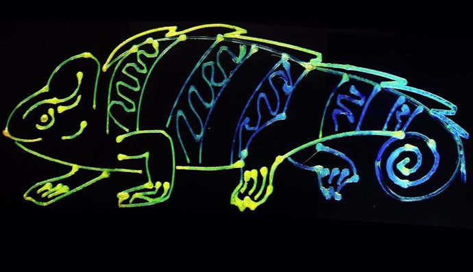 Inspirándose en las capacidades de los camaleones para cambiar de color, los investigadores desarrollaron una tinta de cambio de color dinámica y sostenible que se ve en esta ilustración de camaleón impresa en 3D creada por el equipo de investigación.?