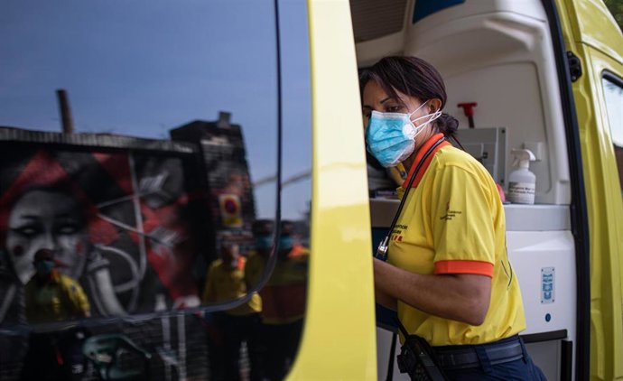 Archivo - Una técnico del Sistema de Emergencias Médicas (SEM) de la Generalitat.