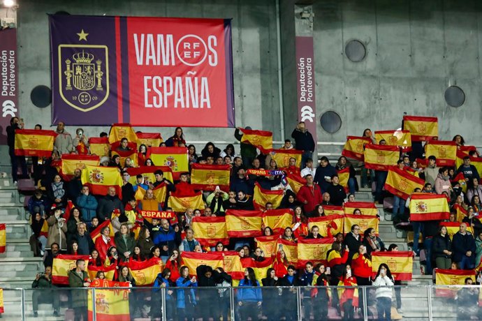 Archivo - Fans of Spain during the Women's Nations League, Group D, football match played between Spain and Italy at Pasaron Municipal stadium on December 01, 2023, in Pontevedra, Spain.