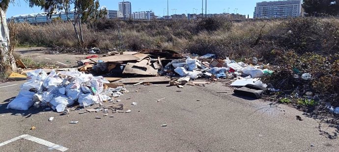 Retiran del Parking Sur de la Expo de Zaragoza más de 5 toneladas de residuos y escombros depositados de forma ilegal