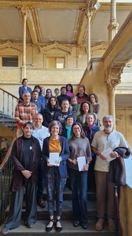 La consejera Rebeca Esnaola y la directora general de Turismo, Ana Rivas, junto a participantes en las jornadas.