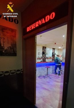 Agente de la Guardia Civil en el local en el que se realizó el operativo.