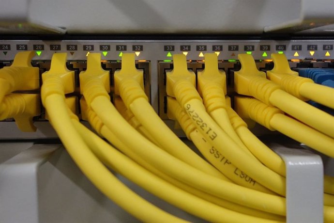 Archivo - Cables de conexión a Internet.