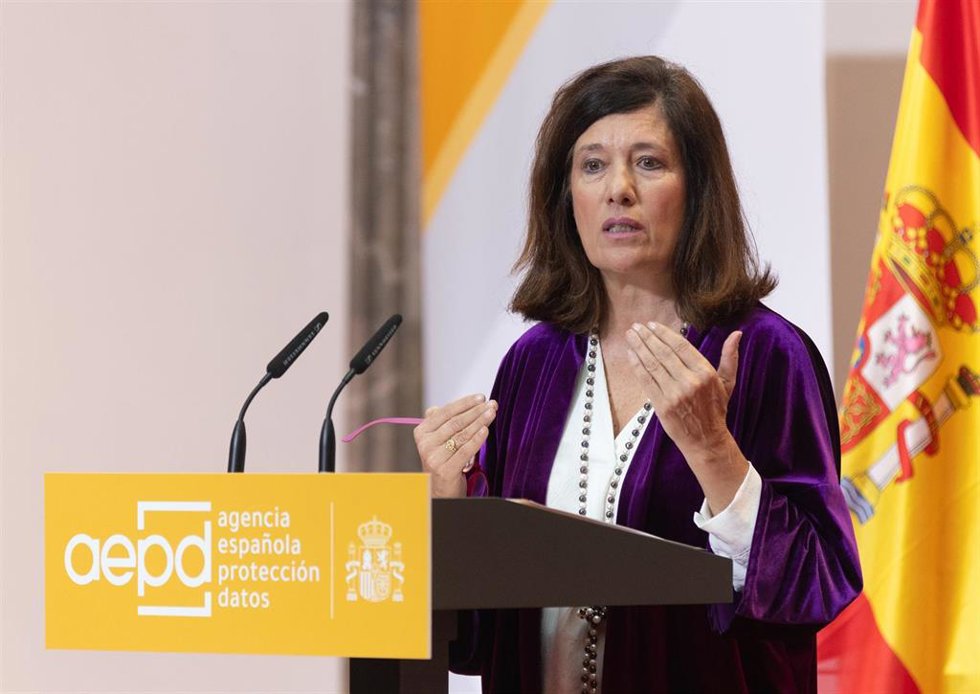 La directora de la Agencia Española de Protección de Datos (AEPD), Mar España Martí, interviene durante un acto con motivo del Día Internacional de la Protección de Datos Personales, en la sede de la Comisión Nacional de los Mercados y la Competencia (C