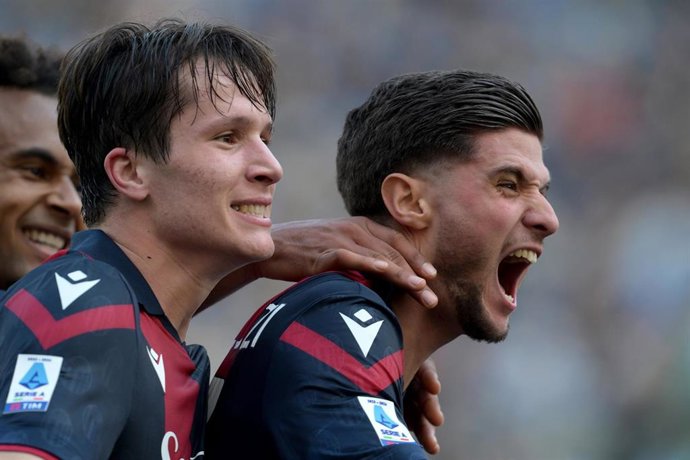 Oussama El Azzouzi celebra un gol del Bolonia en la Serie A 23-24