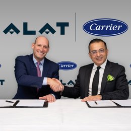 Archivo - De izquierda a derecha: el consejero delegado de Carrier Corporation, David Gitlin, y el consejero delegado de Alat, Amit Midha.