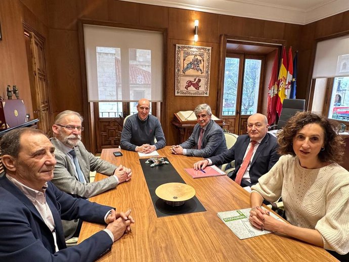 Representantes de las entidades que componen la Plataforma Leonesa por la Agencia Estatal de Salud Pública, en la reunión con el alcalde de León, José Antonio Diez