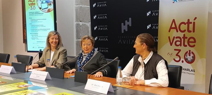 Dolores Ruiz-Ayúcar. Presidenta de Fundación Ávila, Emi Caídas. Presidenta de Hablemos Y Araceli Martín, directora de la oficina Store de CaixaBank en Ávila.