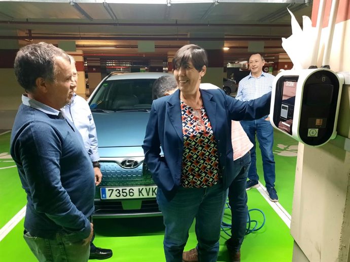 El director insular de Medio Natural del Cabildo de Tenerife, Pedro Millán, y la consejera, Blanca Pérez, en un punto de recarga para vehículos eléctricos