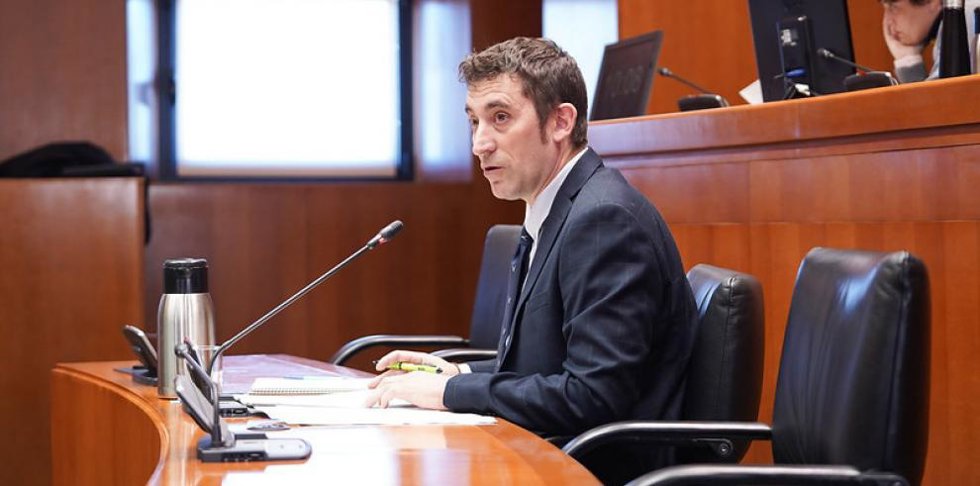 El director general de Caza y Pesca, Jorge Valero, en su comparecencia en la comisión de Agricultura