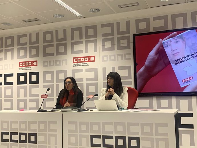 La técnica de Igualdad de CCOO, Valle Cervantes, y la secretaria regional de Mujeres y Políticas LGTBI del sindicato, Rosario Martínez.