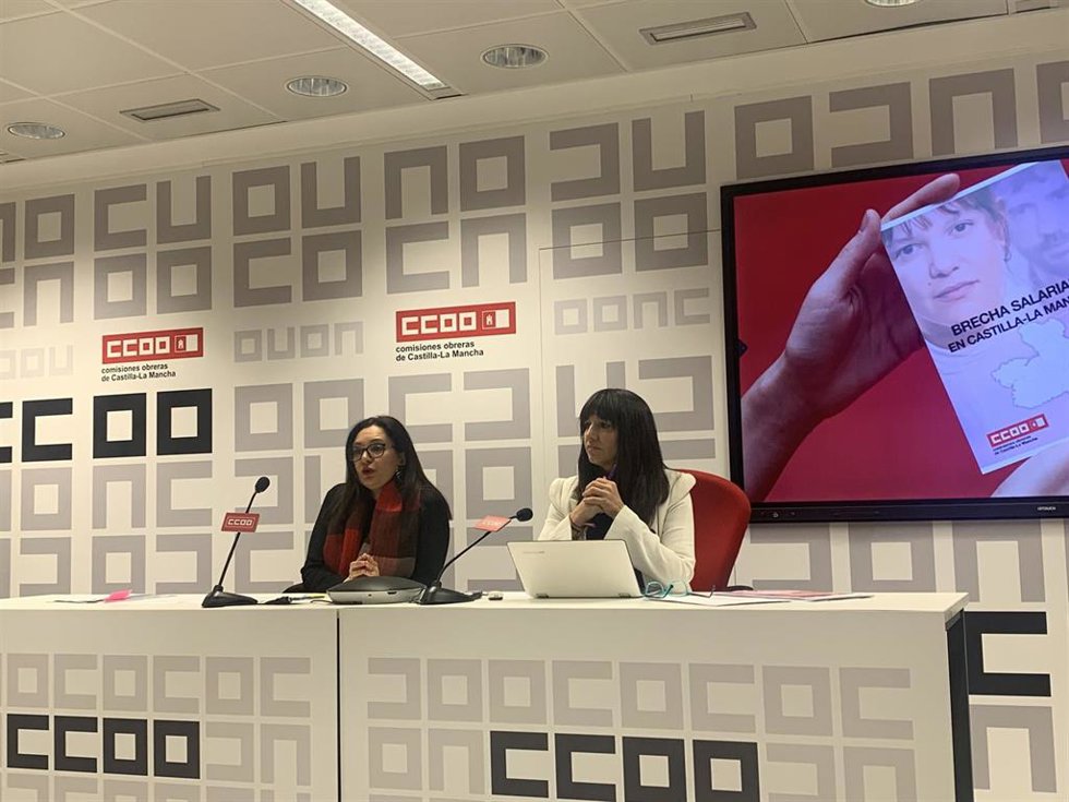 La técnica de Igualdad de CCOO, Valle Cervantes, y la secretaria regional de Mujeres y Políticas LGTBI del sindicato, Rosario Martínez.