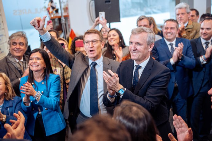 El presidente del PP, Alberto Núñez Feijóo (2i), y el presidente de la Xunta, Alfonso Rueda (1d), aplauden a su llegada a una reunión del Comité Ejecutivo Nacional, en la sede del Partido Popular, a 20 de febrero de 2024, en Madrid (España).