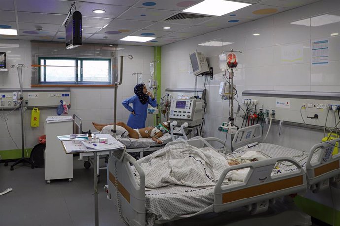 Archivo - Una trabajadora médica en el interior del Hospital Naser, ubicado en la ciudad de Jan Yunis, en el sur de la Franja de Gaza (archivo)