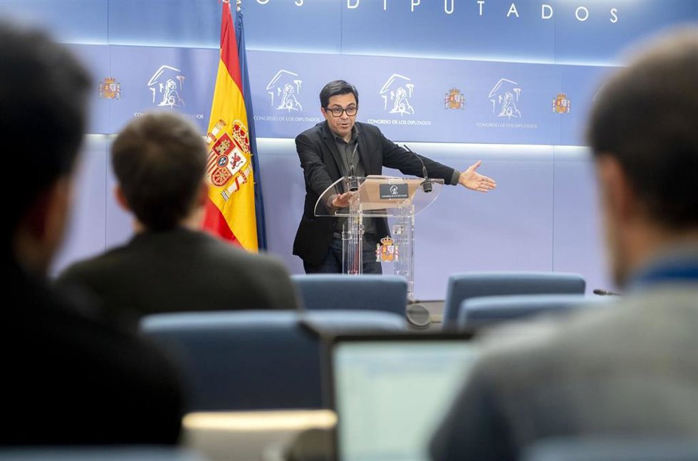 El secretario primero de la Mesa del Congreso, Gerardo Pisarello, ofrece una rueda de prensa, en el Congreso de los Diputados, a 13 de febrero de 2024, en Madrid (España).