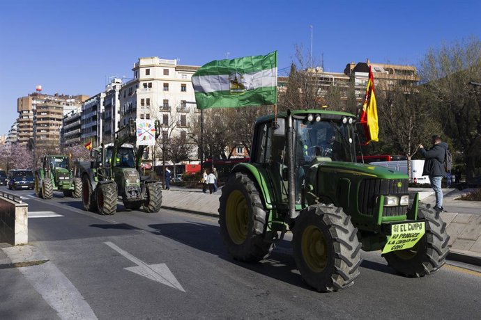 Tractores en por las calles de Granada, a 20 de febrero de 2024 en Granada, Andalucía (España). En Granada, los secretarios provinciales de Asaja, Manuel del Pino, de COAG, Miguel Monferrer, y de UPA, Nicolás Chica, y el presidente de Cooperativas Agroa