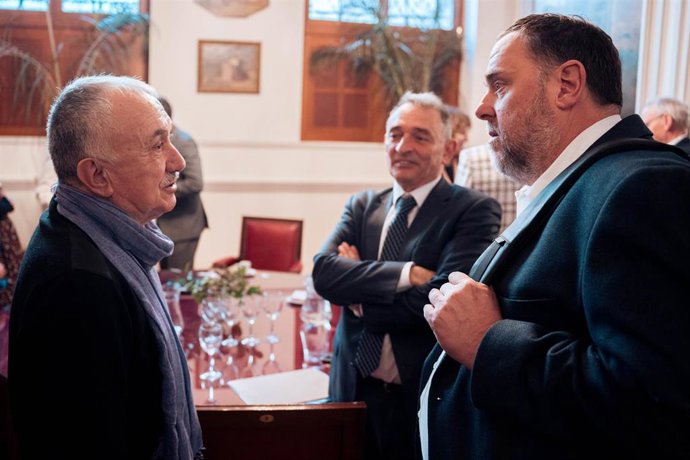 (I-D) El secretario general de UGT, Pepe Álvarez; el secretario general del PCE en España y diputado de Sumar, Enrique Santiago, y el presidente de Esquerra Republicana (ERC), Oriol Junqueras, conversan a su llegada a los 'Desayunos del Ateneo