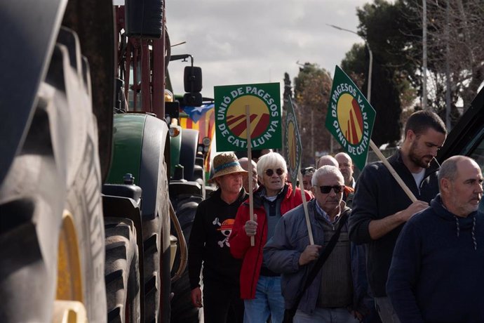 Agricultores y tractores se concentran en uno de los accesos a Mercabarna, a 13 de febrero de 2024, en Barcelona, Catalunya (España