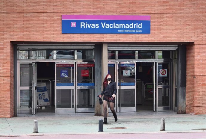 Archivo - Una persona sale de la estación de metro de Rivas-Vaciamadrid, Madrid (España)