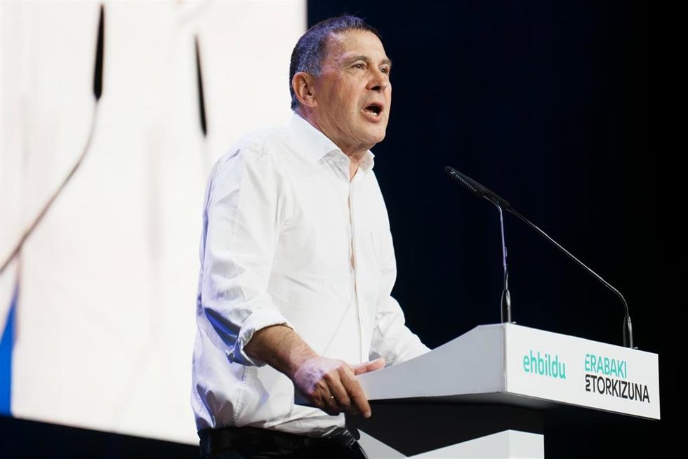 Archivo - El coordinador general de EH Bildu, Arnaldo Otegi, interviene durante un acto de EH Bildu para mantener un encuentro con sus bases, en el Palacio Euskalduna, a 17 de diciembre de 2023, en Bilbao, Bizkaia