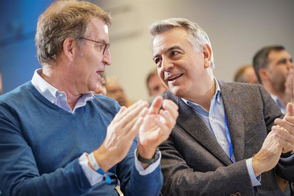 Archivo - El presidente del Partido Popular, Alberto Núñez Feijóo (i), y el nuevo presidente del PP vasco, Javier de Andrés (d), interviene durante un Congreso territorial extraordinario del PP vasco para elegir a su nuevo presidente, en el Palacio Euro