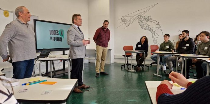 El director general de Planificación, Centros y FP, Luis Mallada, en la presentación del grupo de trabajo que participa en el proyecto 'Voces X Fp Dual'