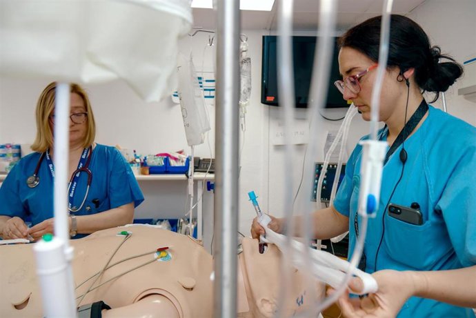 Una profesional de la UCI del Virgen del Rocío.