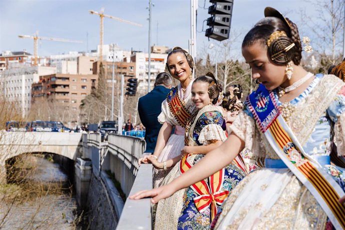 Varias falleras durante la primera mascletà madrileña, en el Puente del Rey  