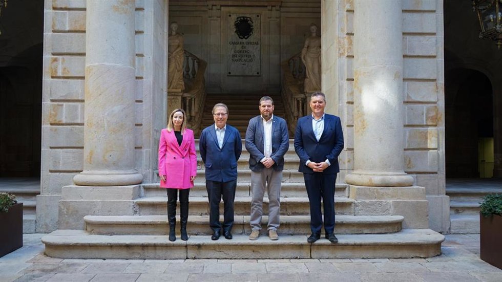 El secretario de Movilidad, Marc Sanglas; el comisionado de Relaciones Internacionales y Promoción de Barcelona, Pau Solanilla, la directora del Aeropuerto de Barcelona, Eva Valenzuela, y el presidente de la Cámara de Barcelona, Josep Santacreu