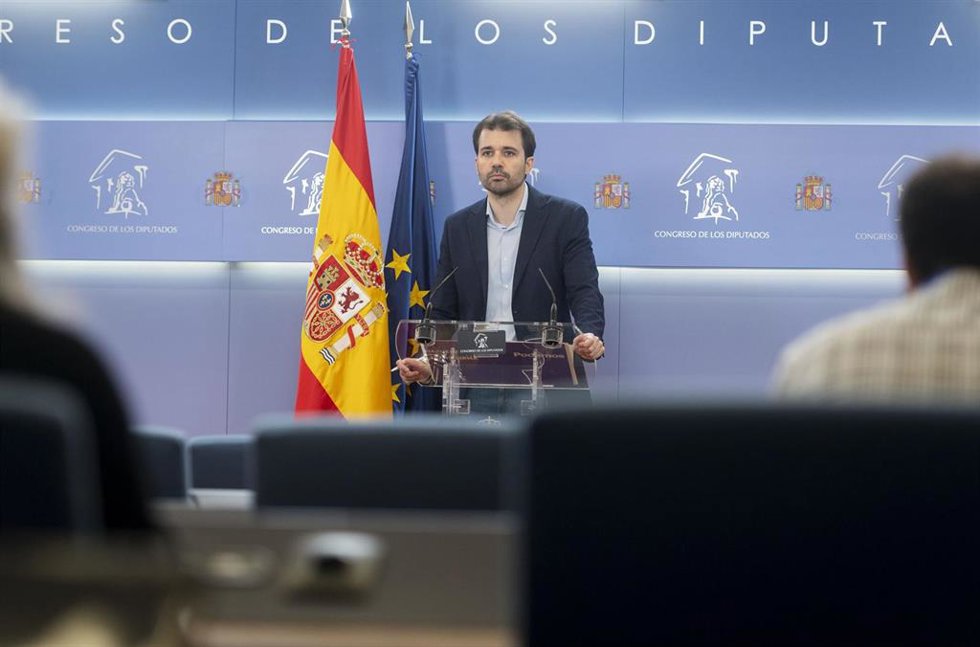 El diputado y portavoz adjunto de Podemos, Javier Sánchez Serna,  durante una rueda de prensa, en el Congreso de los Diputados, a 13 de febrero de 2024, en Madrid (España).