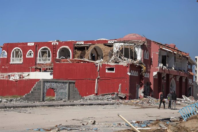 Archivo - Daños causados por un bombardeo de Israel contra la ciudad de Gaza, en el norte de la Franja de Gaza (archivo)