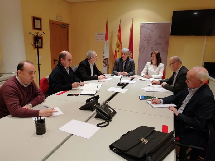 Representantes de la Junta de Castilla y León y del Ayuntamiento de León, en la primera reunión del grupo de trabajo para planificar el nuevo modelo de transporte urbano y metropolitano de León y su alfoz