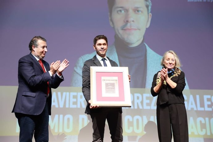 El presidente de la Diputación, tras entregar al periodista Javier Fernández una de las menciones especiales de los Premios de la Comunicación de la APS.