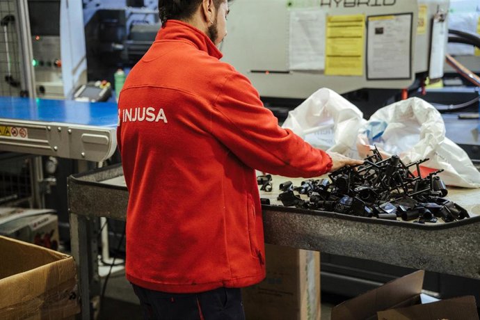 Archivo - Un trabajador