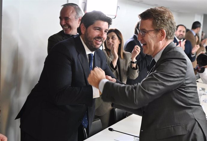 El presidente del PP de la Región de Murcia, Fernando López Miras, saluda al líder nacional del partido, Alberto Núñez Feijóo, durante el Comité Ejecutivo Nacional, celebrado en Madrid