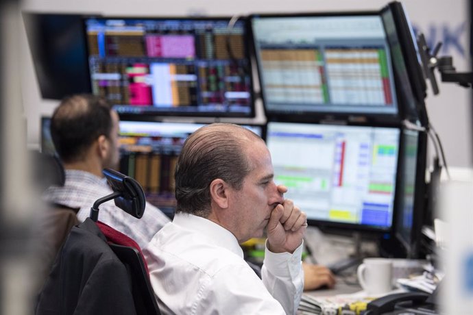 Archivo - 12 March 2020, Hessen, Frankfurt_Main: Stock traders look at monitors in the trading room of the Frankfurt Stock Exchange. Germany's DAX index of 30 blue-chip companies has dropped below 10,000 points for the first time since mid-2016. Photo: 