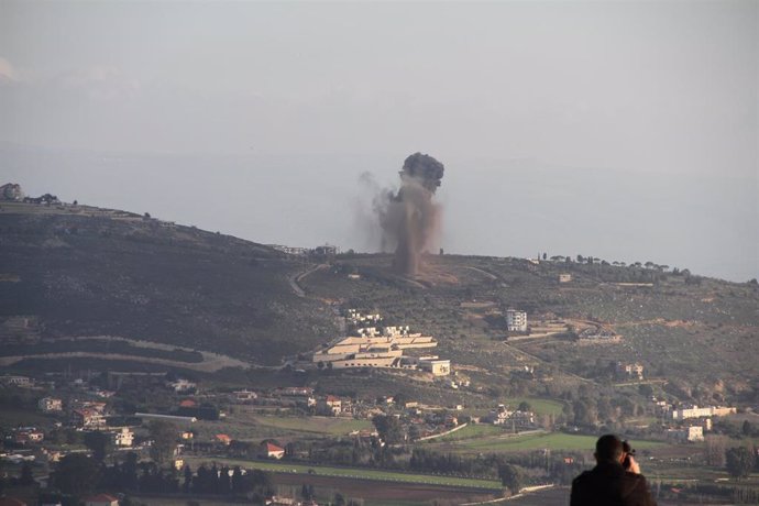 Columna de humo tras un bombardeo contra Jiam, en el sur de Líbano (archivo)