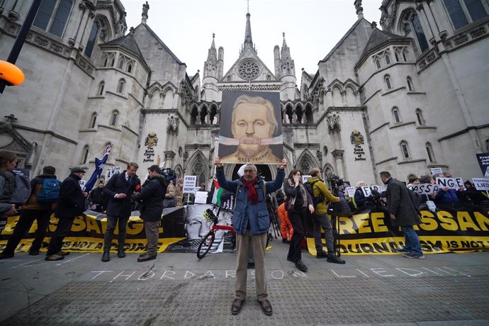 Concentración en apoyo a Julian Assange frente al Tribunal Superior de Londres
