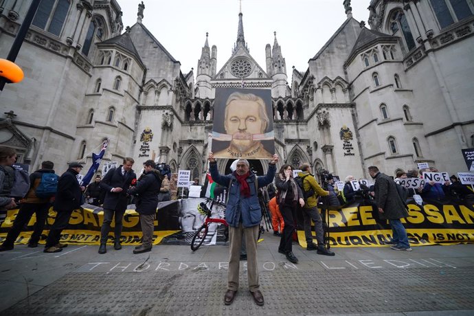 20 February 2024, United Kingdom, London: WikiLeaks founder Julian Assange supporters gather outside the Royal Courts Of Justice in London, ahead of a two-day hearing in the extradition case of Assange. Photo: Yui Mok/PA Wire/dpa