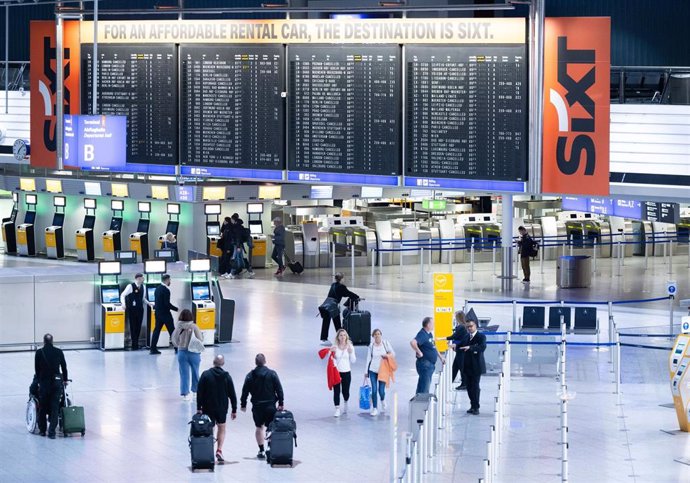 Only a few passengers pass through the departure hall in Terminal 1 at Frankfurt Airport. 