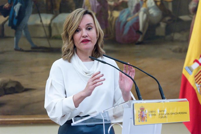 La ministra de Educación, Formación Profesional y Deportes, Pilar Alegría, ofrece declaraciones tras la entrega de los premios del concurso 'Una Constitución para todos', en la sede del Ministerio, a 16 de febrero de 2024, en Madrid (España). 