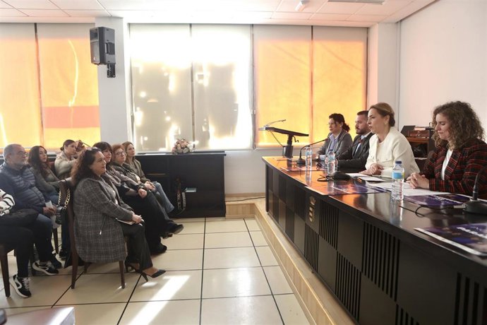 Almudena Martínez durante la reunión con el Servicio de Igualdad para coordinar el 8 de marzo.