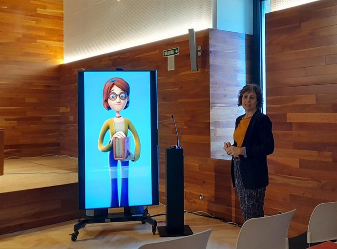 La consejera de Cultura, Deporte y Turismo del Gobierno de Navarra, Rebeca Esnaola, junto a uno de los avatares